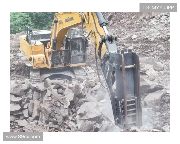 挖掘机液压油箱磁性吸铁器清理